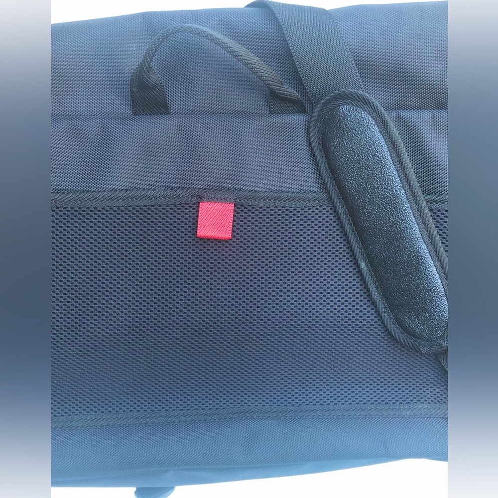 Swiss Gear Laptop Messenger Bag. Interior Padded Laptop Section. - Picture 8 of 11